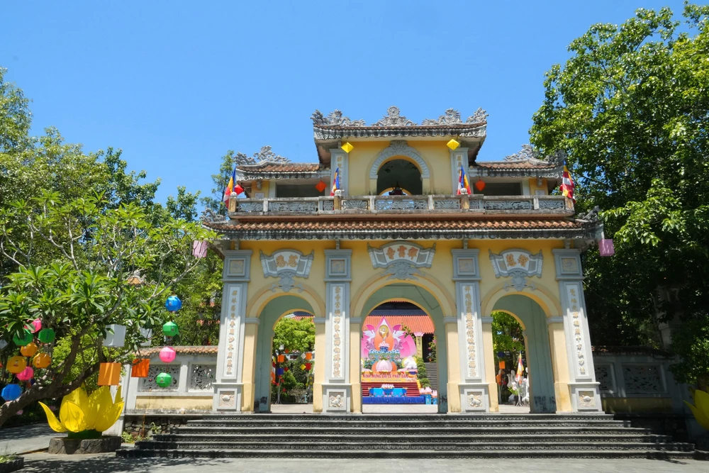 Cố đô Huế rực rỡ sắc màu chào đón Đại lễ Phật đản - Ảnh 2.