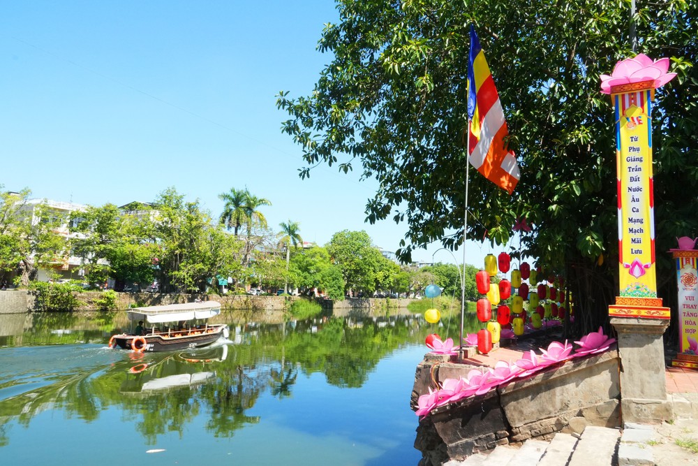 Cố đô Huế rực rỡ sắc màu chào đón Đại lễ Phật đản - Ảnh 10.