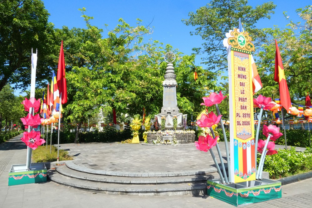 Cố đô Huế rực rỡ sắc màu chào đón Đại lễ Phật đản - Ảnh 6.