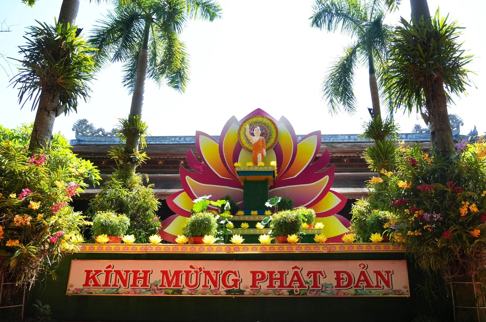 Cố đô Huế rực rỡ sắc màu chào đón Đại lễ Phật đản - Ảnh 3.