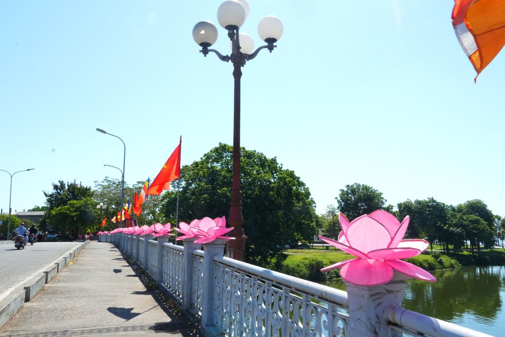 Cố đô Huế rực rỡ sắc màu chào đón Đại lễ Phật đản - Ảnh 8.