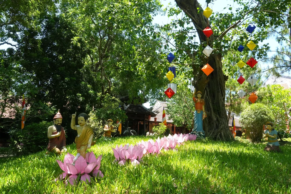 Cố đô Huế rực rỡ sắc màu chào đón Đại lễ Phật đản - Ảnh 7.