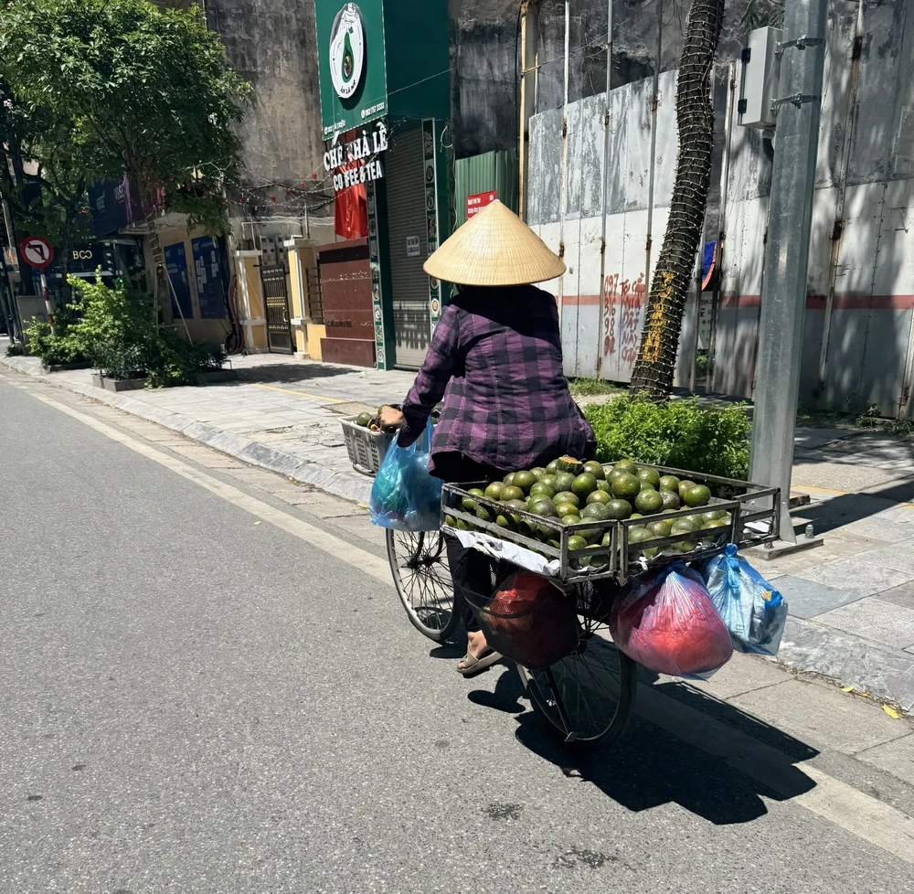 Người dân Hà Nội chật vật mưu sinh dưới nắng nóng gay gắt lên tới gần 40 độ C - Ảnh 9. Người dân Hà Nội chật vật mưu sinh dưới nắng nóng gay gắt lên tới gần 40 độ C - Ảnh 9.
