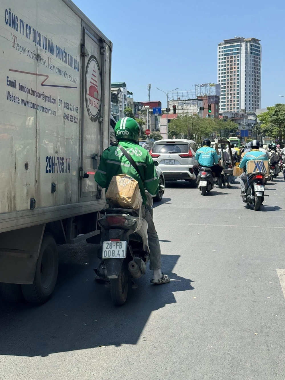 Người dân Hà Nội chật vật mưu sinh dưới nắng nóng gay gắt lên tới gần 40 độ C - Ảnh 8. Người dân Hà Nội chật vật mưu sinh dưới nắng nóng gay gắt lên tới gần 40 độ C - Ảnh 8.