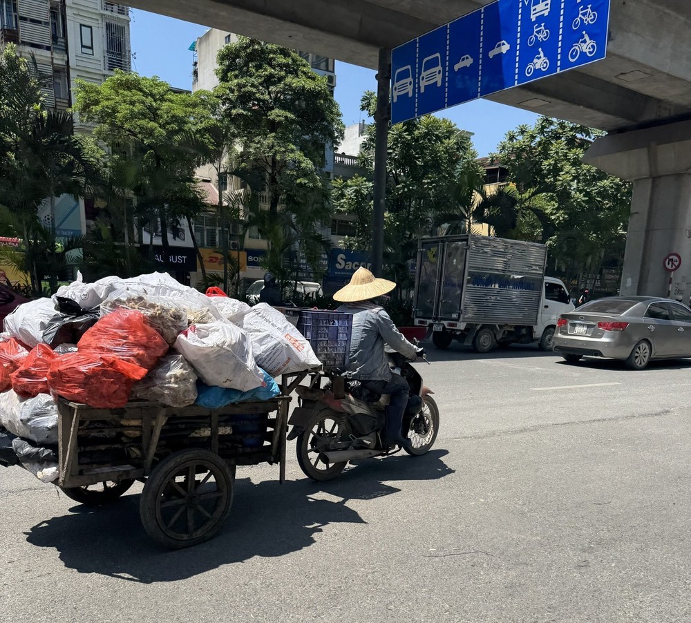 Người dân Hà Nội chật vật mưu sinh dưới nắng nóng gay gắt lên tới gần 40 độ C - Ảnh 5. Người dân Hà Nội chật vật mưu sinh dưới nắng nóng gay gắt lên tới gần 40 độ C - Ảnh 5.