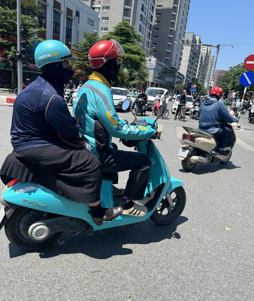 Người dân Hà Nội chật vật mưu sinh dưới nắng nóng gay gắt lên tới gần 40 độ C - Ảnh 7. Người dân Hà Nội chật vật mưu sinh dưới nắng nóng gay gắt lên tới gần 40 độ C - Ảnh 7.