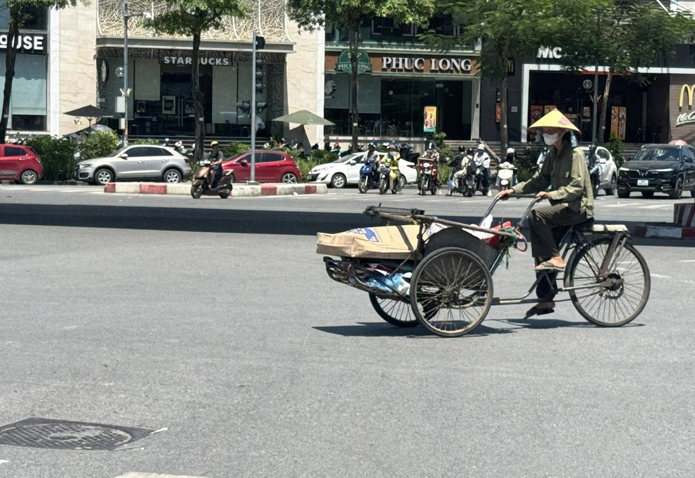 Người dân Hà Nội chật vật mưu sinh dưới nắng nóng gay gắt lên tới gần 40 độ C - Ảnh 4. Người dân Hà Nội chật vật mưu sinh dưới nắng nóng gay gắt lên tới gần 40 độ C - Ảnh 4.