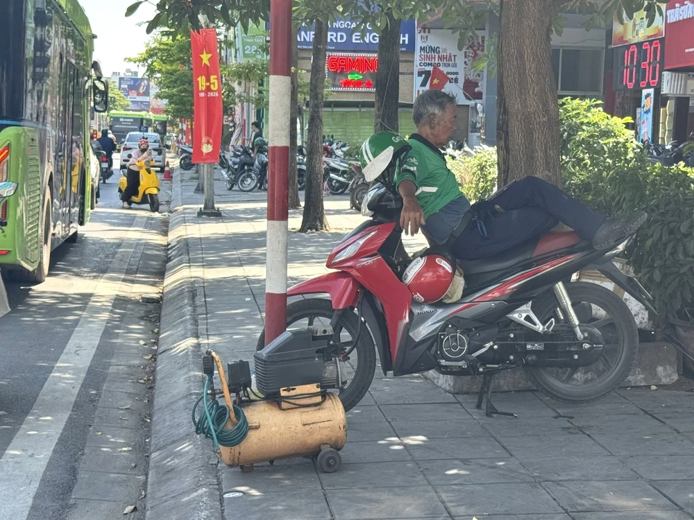 Người dân Hà Nội chật vật mưu sinh dưới nắng nóng gay gắt lên tới gần 40 độ C - Ảnh 11. Người dân Hà Nội chật vật mưu sinh dưới nắng nóng gay gắt lên tới gần 40 độ C - Ảnh 11.