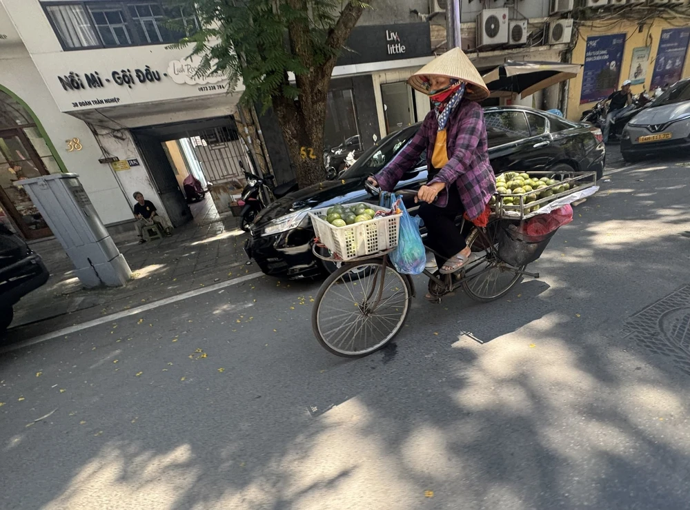 Người dân Hà Nội chật vật mưu sinh dưới nắng nóng gay gắt lên tới gần 40 độ C - Ảnh 10. Người dân Hà Nội chật vật mưu sinh dưới nắng nóng gay gắt lên tới gần 40 độ C - Ảnh 10.