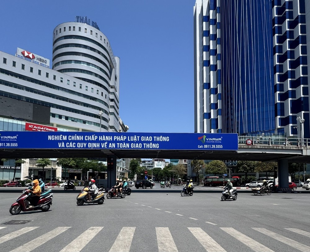 Người dân Hà Nội chật vật mưu sinh dưới nắng nóng gay gắt lên tới gần 40 độ C - Ảnh 1. Người dân Hà Nội chật vật mưu sinh dưới nắng nóng gay gắt lên tới gần 40 độ C - Ảnh 1.