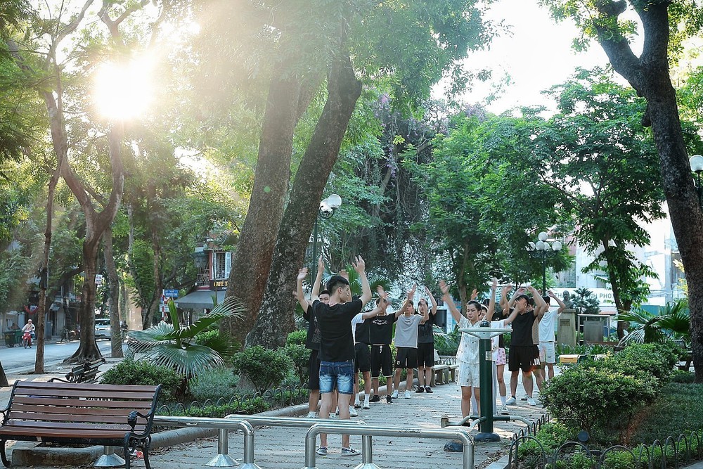 Người Hà Nội "chạy đua" với nắng Hè - Ảnh 4.
