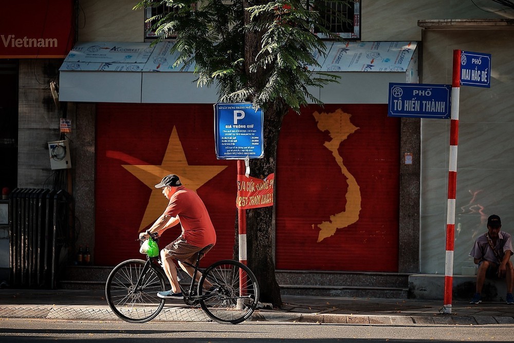 Người Hà Nội "chạy đua" với nắng Hè - Ảnh 8.