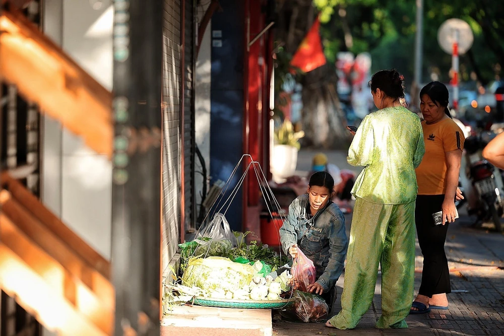 Người Hà Nội "chạy đua" với nắng Hè - Ảnh 14.