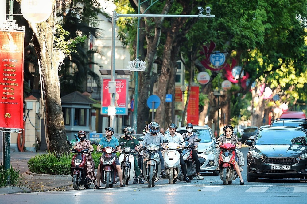 Người Hà Nội "chạy đua" với nắng Hè - Ảnh 6.