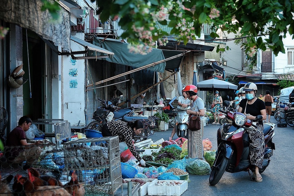 Người Hà Nội "chạy đua" với nắng Hè - Ảnh 11.