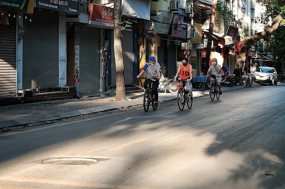 Người Hà Nội "chạy đua" với nắng Hè - Ảnh 2.