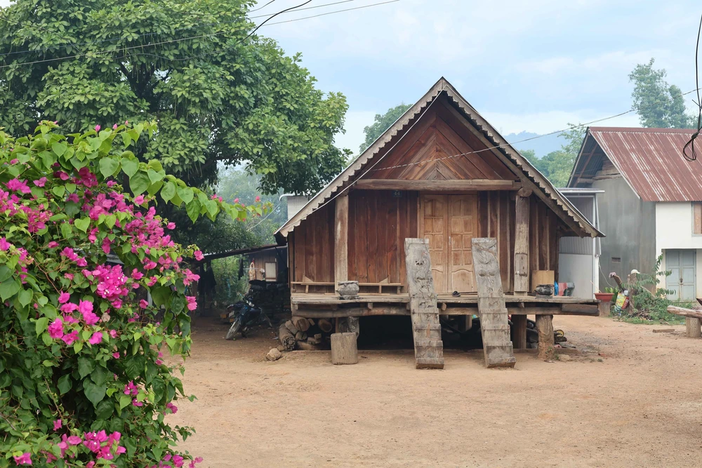 Nhà dài của người M'Nông vùng hồ Lắk (Đắk Lắk) - Ảnh 3. Nhà dài của người M'Nông vùng hồ Lắk (Đắk Lắk) - Ảnh 3.