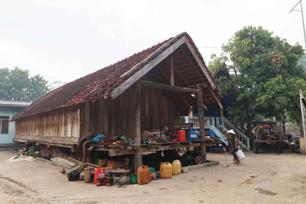 Nhà dài của người M'Nông vùng hồ Lắk (Đắk Lắk) - Ảnh 1. Nhà dài của người M'Nông vùng hồ Lắk (Đắk Lắk) - Ảnh 1.