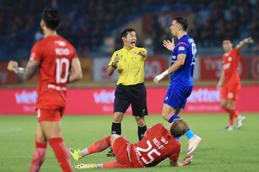 Thổi phạt đền sai, một trọng tài V-League bị đình chỉ - Ảnh 1. Thổi phạt đền sai, một trọng tài V-League bị đình chỉ - Ảnh 1.