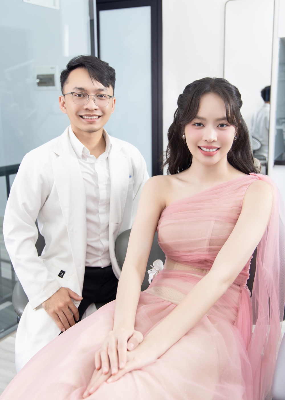 Bác sĩ Hiếu Nhân chia sẻ cách kiến tạo nụ cười tự nhiên cho Hoa hậu Thanh Thủy - Ảnh 1. Bác sĩ Hiếu Nhân chia sẻ cách kiến tạo nụ cười tự nhiên cho Hoa hậu Thanh Thủy - Ảnh 1.