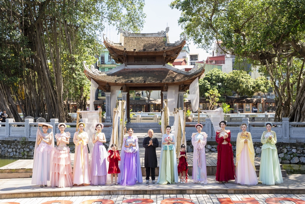 Triển lãm "Nét họa áo ta" tôn vinh vẻ đẹp áo dài và văn hoá Việt Nam - Ảnh 4. Triển lãm "Nét họa áo ta" tôn vinh vẻ đẹp áo dài và văn hoá Việt Nam - Ảnh 4.