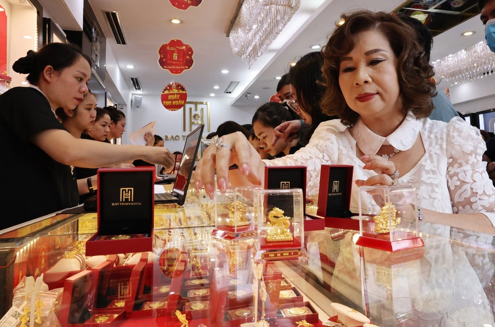 Giá vàng hôm nay 27/5: Vàng SJC lùi về sát mốc 160 triệu đồng/lượng - Ảnh 1. Giá vàng hôm nay 27/5: Vàng SJC lùi về sát mốc 160 triệu đồng/lượng - Ảnh 1.