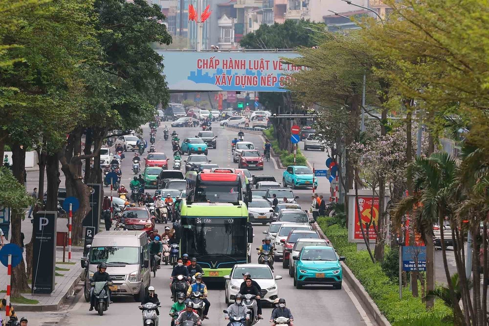 Hà Nội tăng vận tải công cộng phục vụ kỳ thi tốt nghiệp THPT năm 2026 - Ảnh 1.