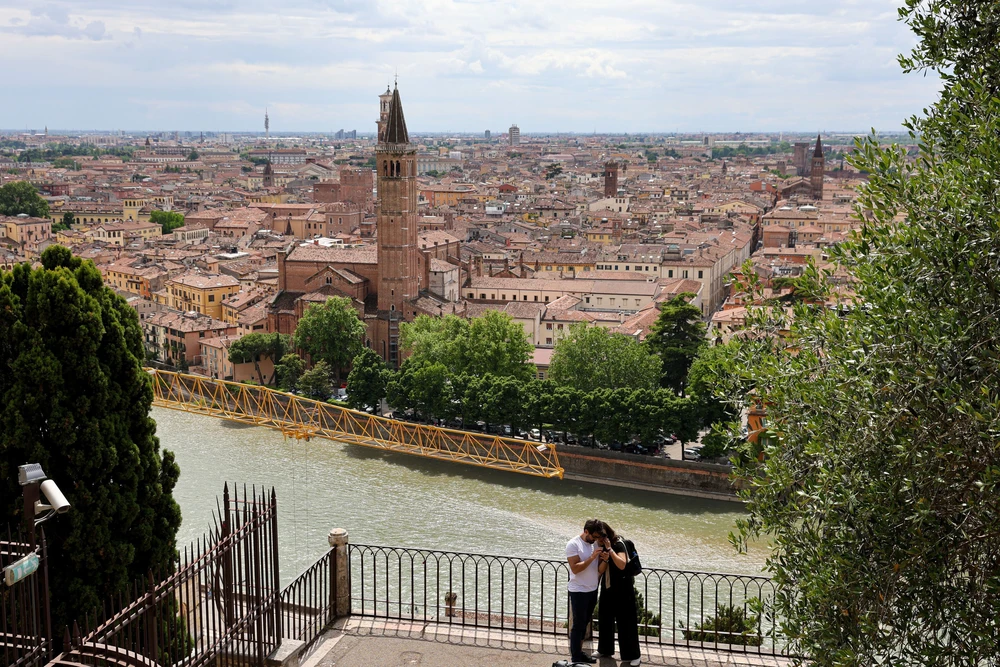 Người Italy “thắt lưng buộc bụng” trong mùa du lịch Hè - Ảnh 1.