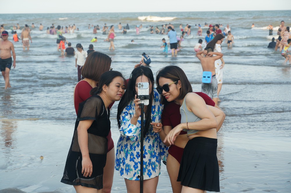 Hàng nghìn người dân và du khách đổ ra các bãi biển ở Thanh Hóa tránh nóng - Ảnh 2.