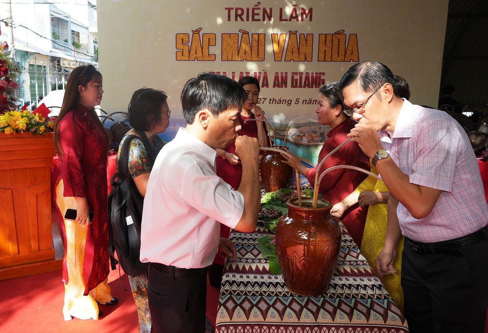 Triển lãm “Sắc màu văn hóa Gia Lai và An Giang” thúc đẩy liên kết du lịch  - Ảnh 4.