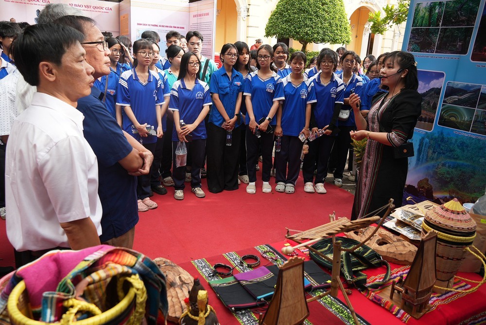 Triển lãm “Sắc màu văn hóa Gia Lai và An Giang” thúc đẩy liên kết du lịch  - Ảnh 3.