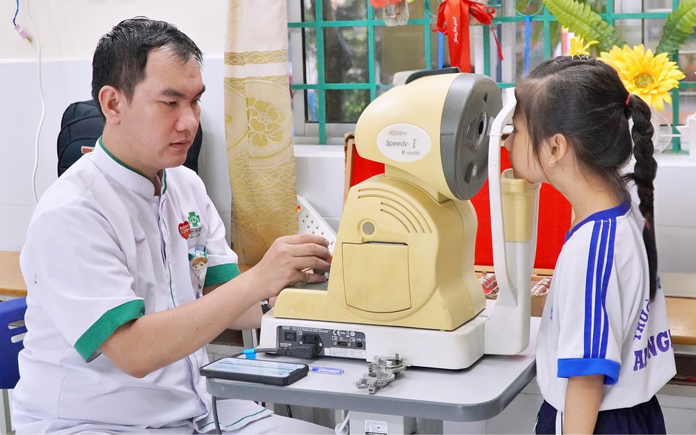 Bệnh viện Mắt Sài Gòn Cần Thơ tổ chức khám mắt miễn phí tại Trường Tiểu học An Nghiệp - Ảnh 1.