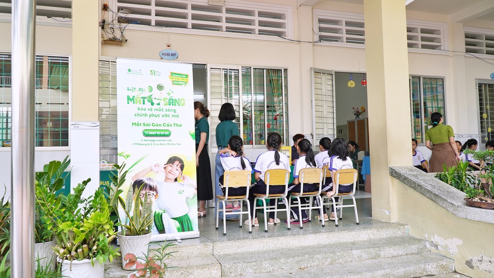 Bệnh viện Mắt Sài Gòn Cần Thơ tổ chức khám mắt miễn phí tại Trường Tiểu học An Nghiệp - Ảnh 2.