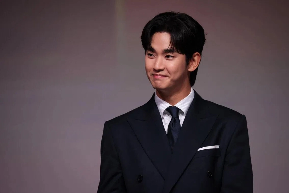 Kim Soo Hyun tiếp tục lao đao: "Knock-Off" vô thời hạn, gia đình Sulli tung cảnh báo mới - Ảnh 8. Kim Soo Hyun tiếp tục lao đao: "Knock-Off" vô thời hạn, gia đình Sulli tung cảnh báo mới - Ảnh 8.