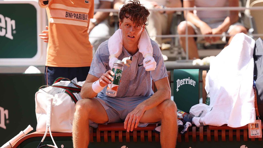 Thua sốc đối thủ hạng 56 thế giới, Jannik Sinner chia tay Roland Garros 2026 - Ảnh 1.
