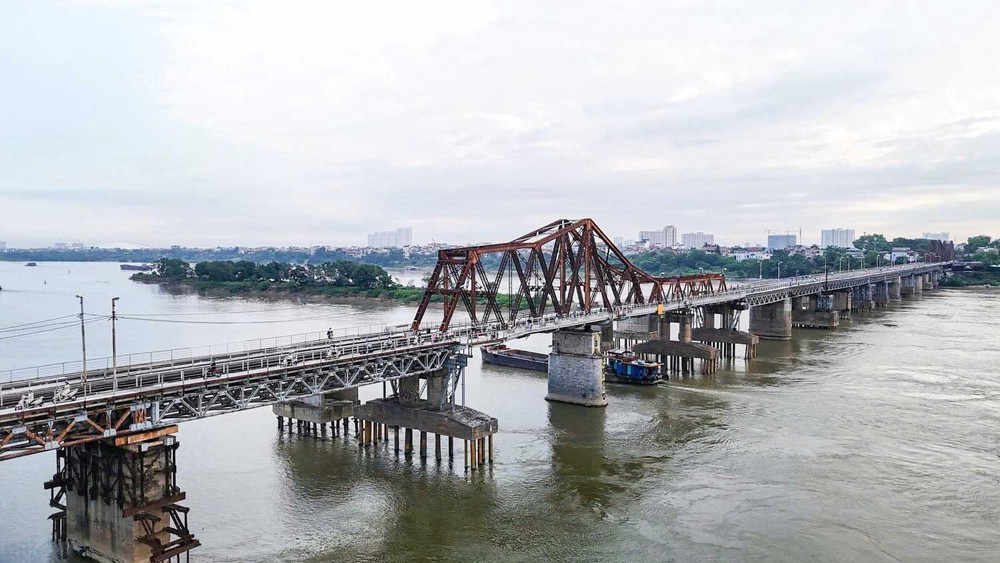 Cầu Long Biên (Hà Nội) chính thức thông xe sau hơn 2 tháng sửa chữa - Ảnh 1. Cầu Long Biên (Hà Nội) chính thức thông xe sau hơn 2 tháng sửa chữa - Ảnh 1.