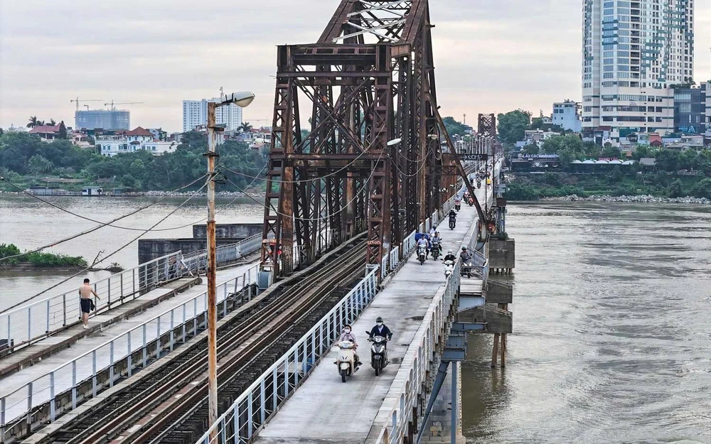 Cầu Long Biên (Hà Nội) chính thức thông xe sau hơn 2 tháng sửa chữa - Ảnh 2. Cầu Long Biên (Hà Nội) chính thức thông xe sau hơn 2 tháng sửa chữa - Ảnh 2.