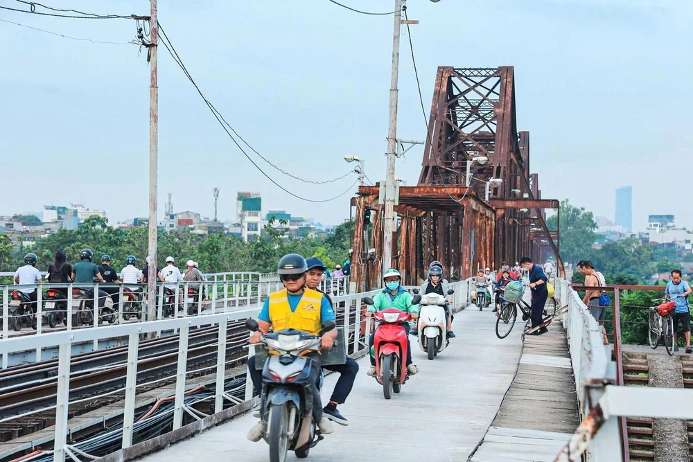 Cầu Long Biên (Hà Nội) chính thức thông xe sau hơn 2 tháng sửa chữa - Ảnh 4. Cầu Long Biên (Hà Nội) chính thức thông xe sau hơn 2 tháng sửa chữa - Ảnh 4.