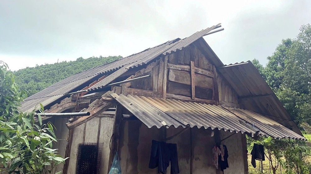 Dông lốc khiến một người bị thương và 35 ngôi nhà tốc mái ở Lào Cai - Ảnh 1. Dông lốc khiến một người bị thương và 35 ngôi nhà tốc mái ở Lào Cai - Ảnh 1.
