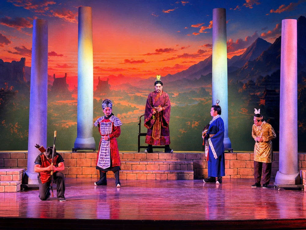 Đoàn Nghệ thuật Cải lương Vàm Cỏ đưa 'Tiếng trống Mê Linh' trở lại sân khấu - Ảnh 4.
