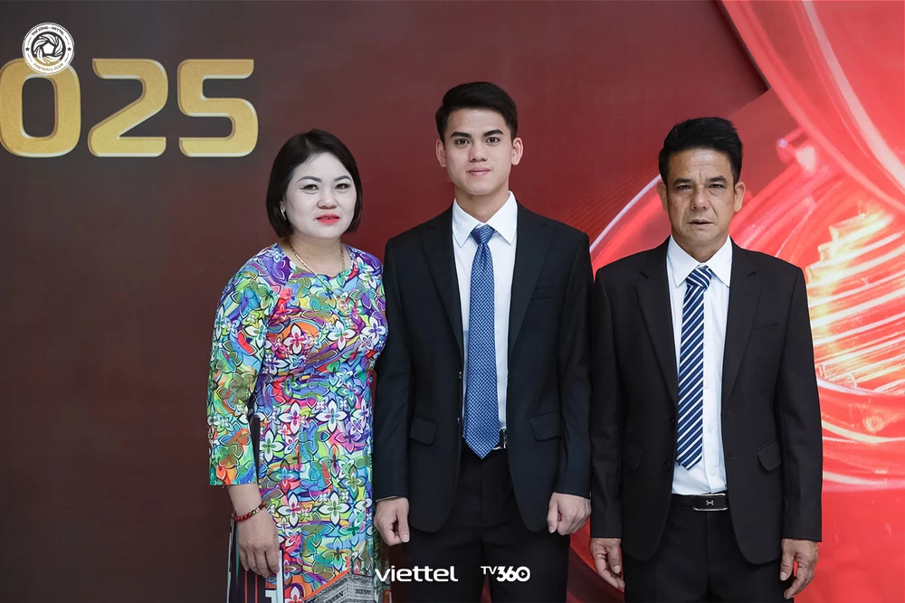 Tuyển thủ Việt Nam bất ngờ nhận giải thưởng đặc biệt từ Tập đoàn Viettel - Ảnh 2.