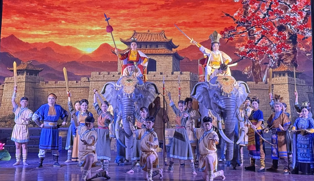 Đoàn Nghệ thuật Cải lương Vàm Cỏ đưa 'Tiếng trống Mê Linh' trở lại sân khấu - Ảnh 3.