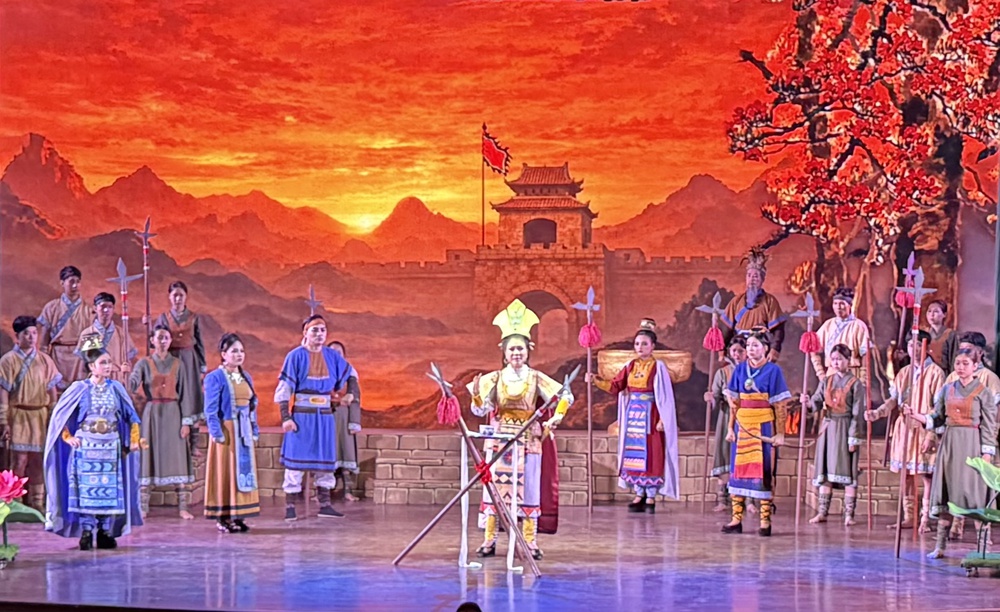 Đoàn Nghệ thuật Cải lương Vàm Cỏ đưa 'Tiếng trống Mê Linh' trở lại sân khấu - Ảnh 2.