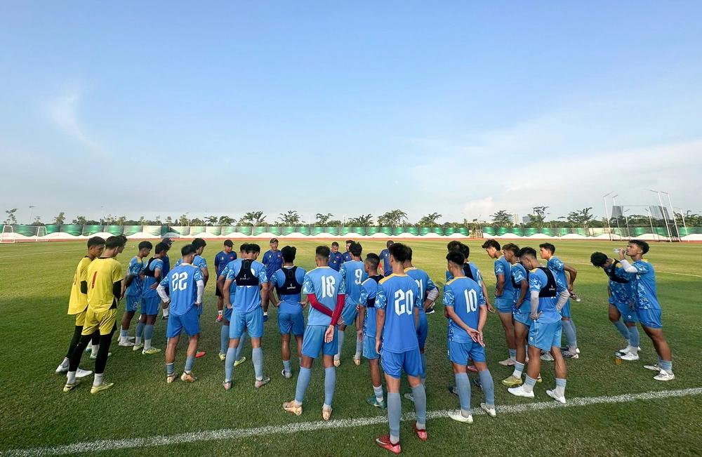 Tin nóng bóng đá Việt Nam hôm nay 30/5: U19 Việt Nam tập buổi đầu tại Indonesia; Thái Sơn Bắc chiếm ngôi đầu giải futsal VĐQG - Ảnh 1.