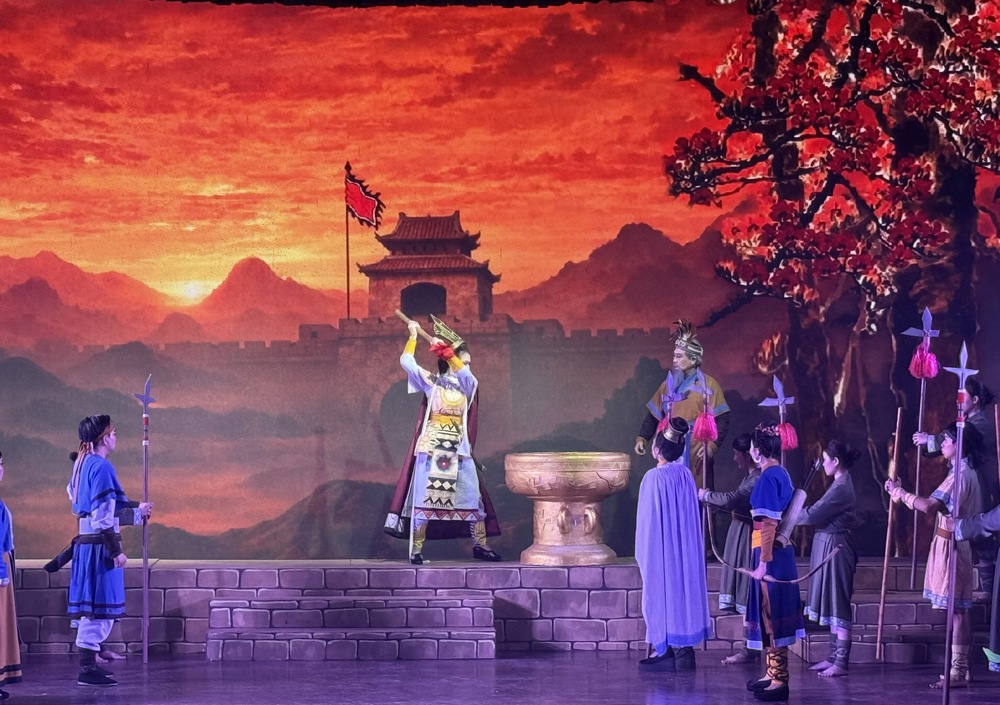 Đoàn Nghệ thuật Cải lương Vàm Cỏ đưa 'Tiếng trống Mê Linh' trở lại sân khấu - Ảnh 1.