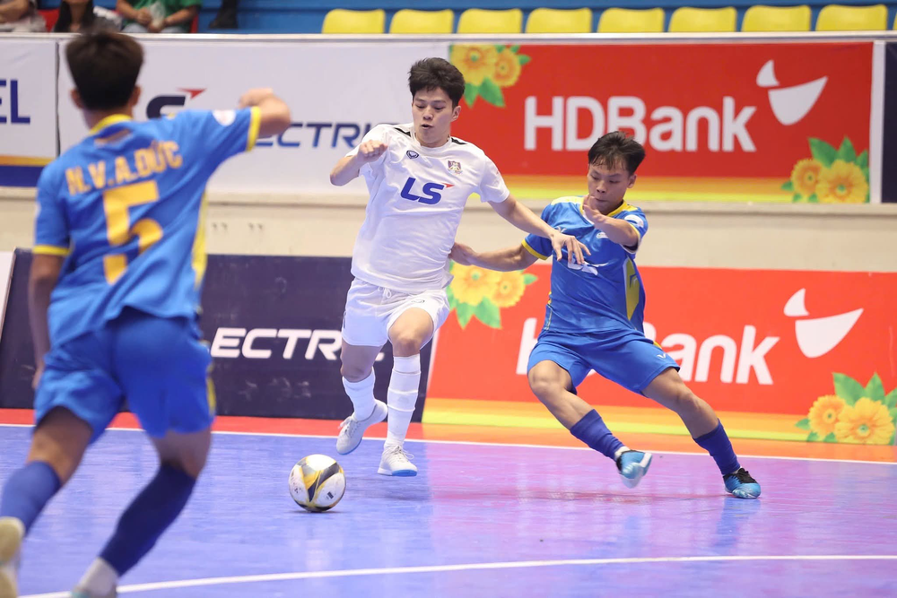 Tin nóng bóng đá Việt Nam hôm nay 30/5: U19 Việt Nam tập buổi đầu tại Indonesia; Thái Sơn Bắc chiếm ngôi đầu giải futsal VĐQG - Ảnh 2.