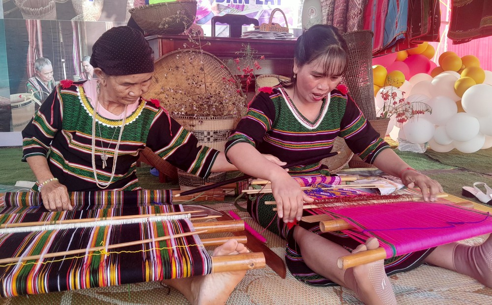 Giữ hồn thổ cẩm M’nông - Ảnh 5. Giữ hồn thổ cẩm M’nông - Ảnh 5.