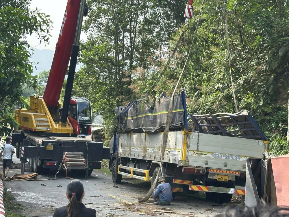 Quảng Ngãi: Lật xe tải ở chân đèo Violak khiến 3 người thương vong - Ảnh 1.