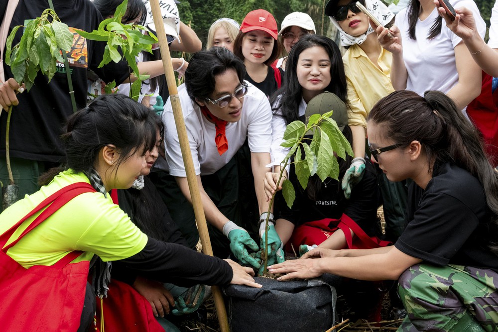 Hà Anh Tuấn và dàn nghệ sĩ “Forestival 2026” lội bùn, gieo mầm xanh giữa đầm Vân Long - Ảnh 2. Hà Anh Tuấn và dàn nghệ sĩ “Forestival 2026” lội bùn, gieo mầm xanh giữa đầm Vân Long - Ảnh 2.