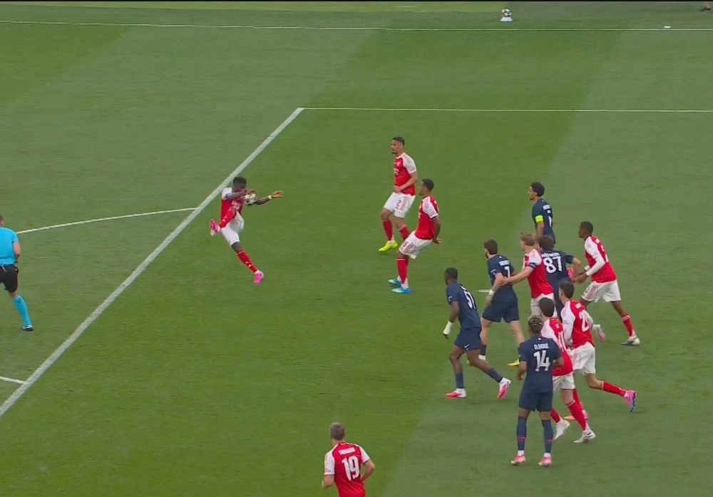 Vì sao Arsenal không bị thổi phạt đền dù Saka chạm tay rõ ràng? - Ảnh 1.